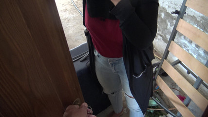 رجل منحرف يحصل على زيارة مفاجئة من مهاجر مسلم ويحصل على عرض التبول !!!