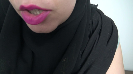 امرأة سمراء عربية مع كبير الثدي وشعر كس