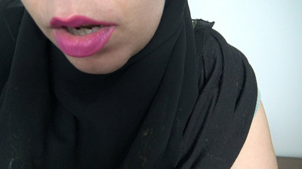 مصرية عربية مسلمة ذات أثداء كبيرة.