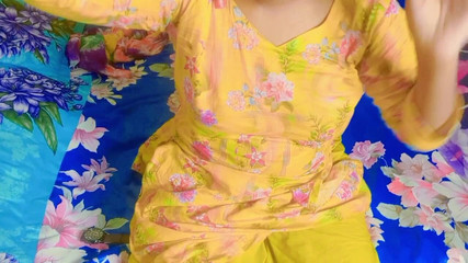 اشتريت ملابس جديدة لأختي الصغرى وقبلتها.