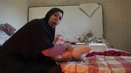 هذه المرأة المسلمة مجنونة! إنها تريد ممارسة الجنس مثليه مع ابنة زوجها!