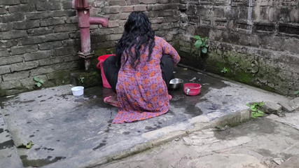 أرى ستيبونتي تستحم عارياً في الحمام واحتضنتها وبدأت في ممارسة الجنس معها في المؤخرة