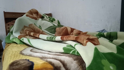 أذهب إلى سرير أختي عندما تعود إلى المنزل من العمل