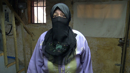 جندي أمريكي الملاعين زوجة عراقية في عمق الأحمق لها