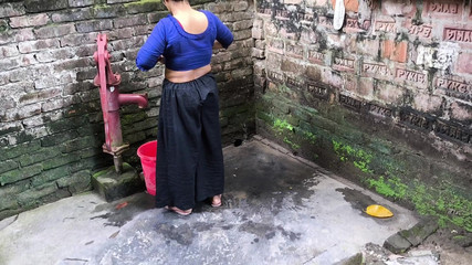 أرى أختي الكبرى كانت تستحم، احتضنتها وأخذتها إلى غرفتي وبدأت في ممارسة الجنس