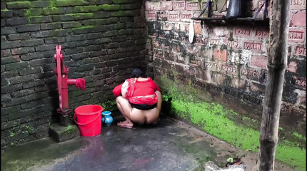 أرى عمتي تدخل الحمام للتبول لكنني أمسكت بها من الخلف وبدأت في ممارسة الجنس معها