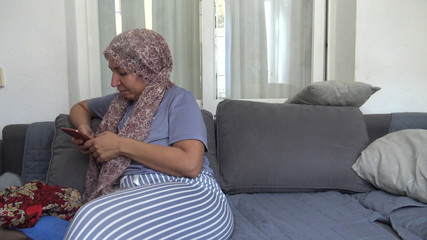 زوجة مسلمة خائنة تخون رئيسها البريطاني مقابل المزيد