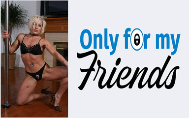 صديقتي وقحة مع الوشم تتمتع بالألعاب الجنسية ويستمني بأصابعها