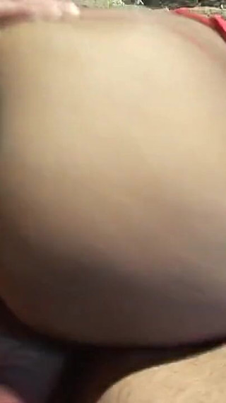 الساخنة سمراء العاهرة في الملابس الداخلية تأكل كس وتمتص الديك