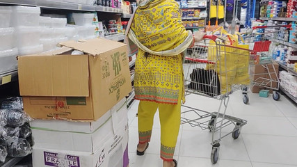 الهندي bhabhi التقطت حتى من على مول