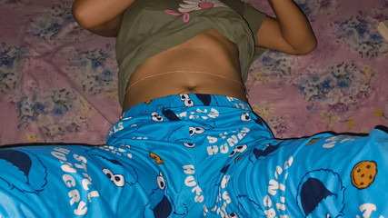 كس جميل جدا. أول مرة تمارس الجنس معي عندما أدفع القضيب، يخرج الكثير من السائل المنوي