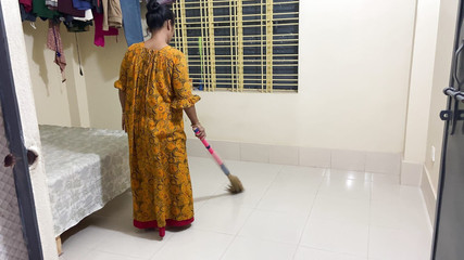 لقد عانقت الخادمة في منزلي وبدأت في ممارسة الجنس. يتمتع