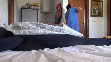 خادمة مسلمة تصدم عندما يظهر لها السائح قضيبه الأسود الكبير