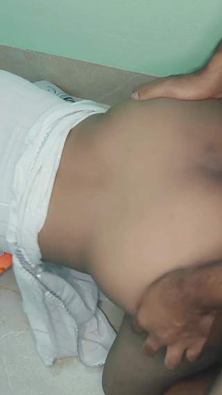 فتاة جميلة تعمل، سخيف مع الأخ غير الشقيق الكبير