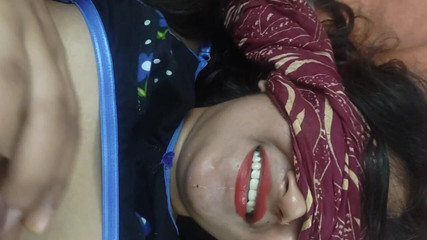 فتاة مسلمة مع رئيسها