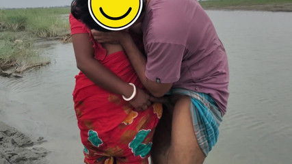 ديشي بودي سخيف وحده بجانب النهر في الهواء الطلق