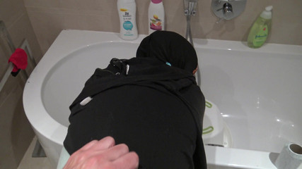 رجل بريطاني منحرفة الملاعين خادمة التنظيف المسلمة