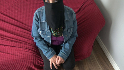 لاجئ سوري بمؤخرة مستديرة كبيرة