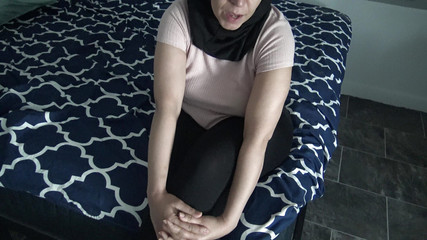 فتاة مصرية عذراء تقلع الحجاب لتلعب مع بوسها الضيق