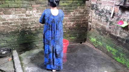 أمسكت بزوجتي بينما كانت تستحم وبدأت في ممارسة الجنس معها